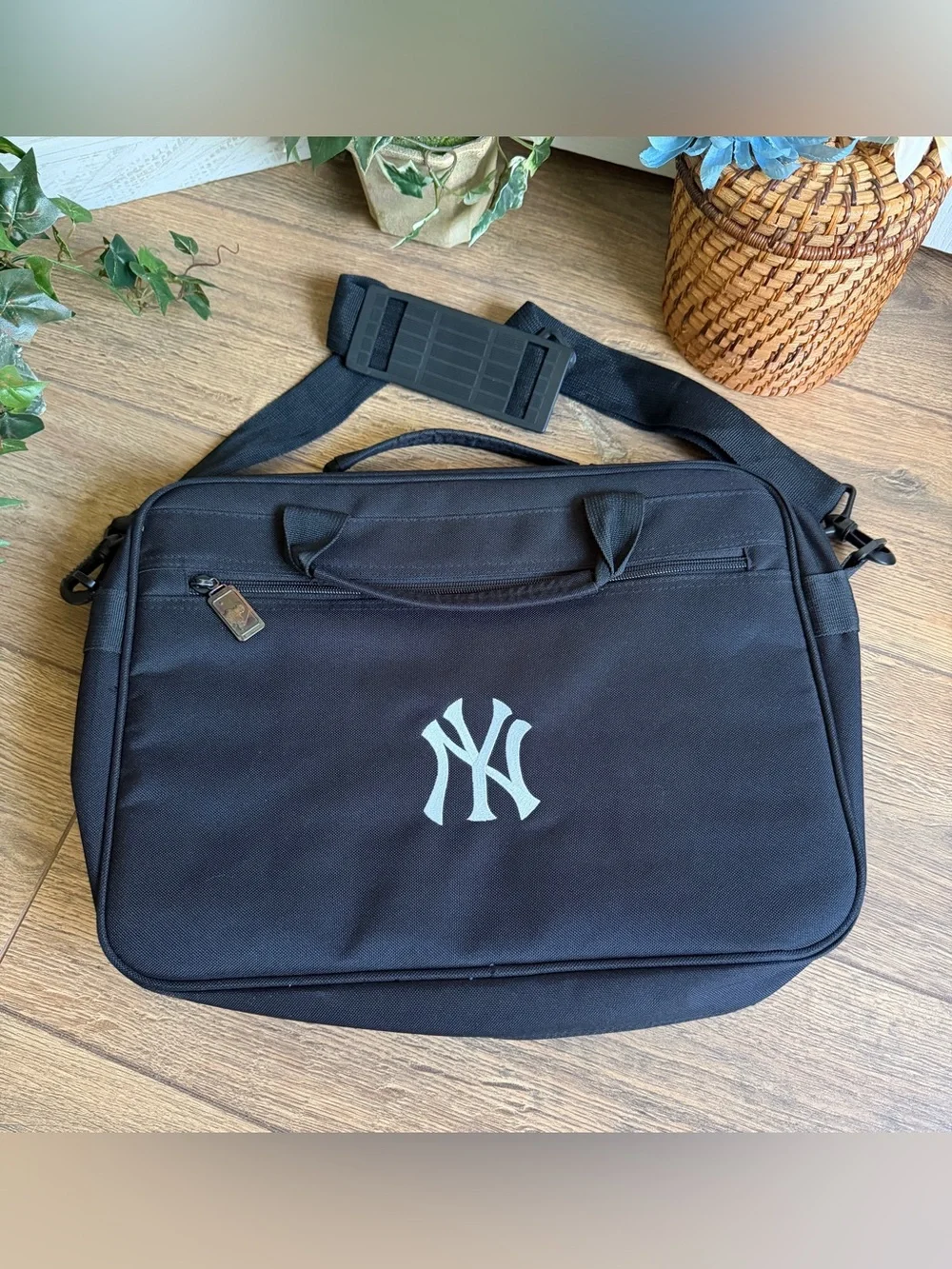 Genuine MLB New York Yankees Black Expandable Laptop Messenger Bag – Unisex - Picture 1 of 13